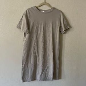 H&M dress, size Medium, beige color and in good condition.
